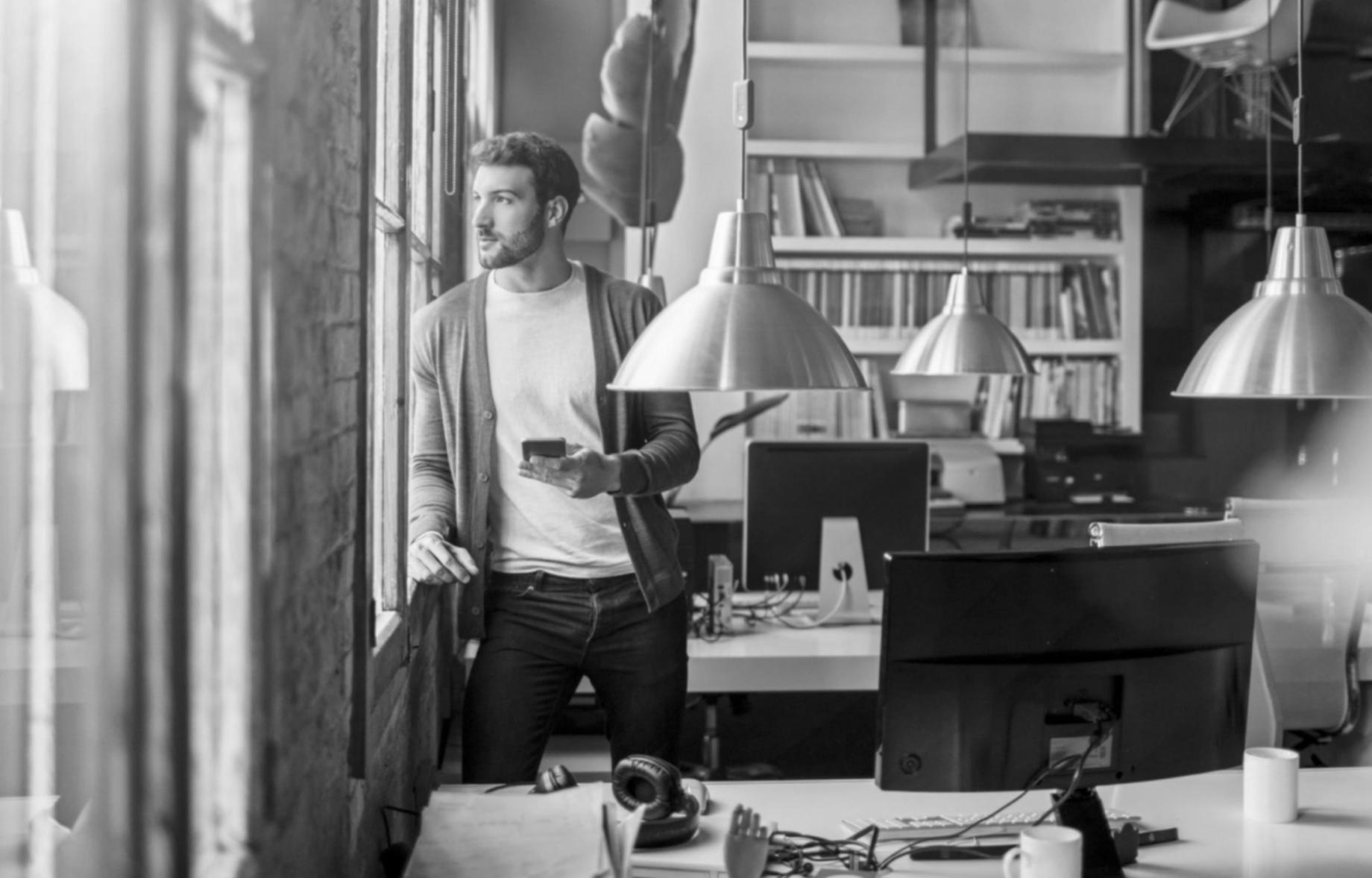 Estudiantes trabajando en proyectos Flutter